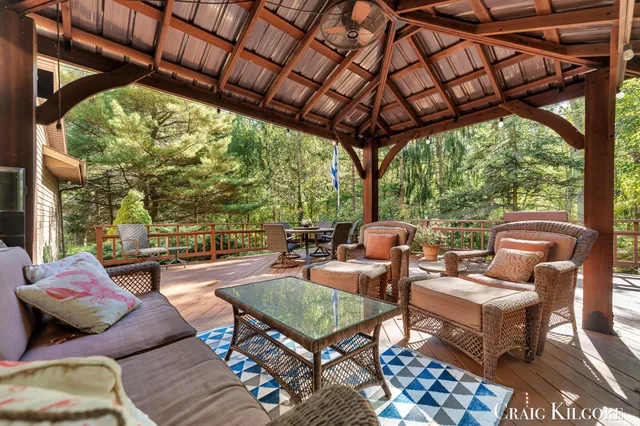 $699,900 | 17871 North Fruitport Road, Spring Lake, MI 49456