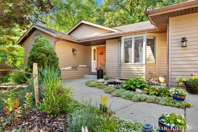 $699,900 | 17871 North Fruitport Road, Spring Lake, MI 49456