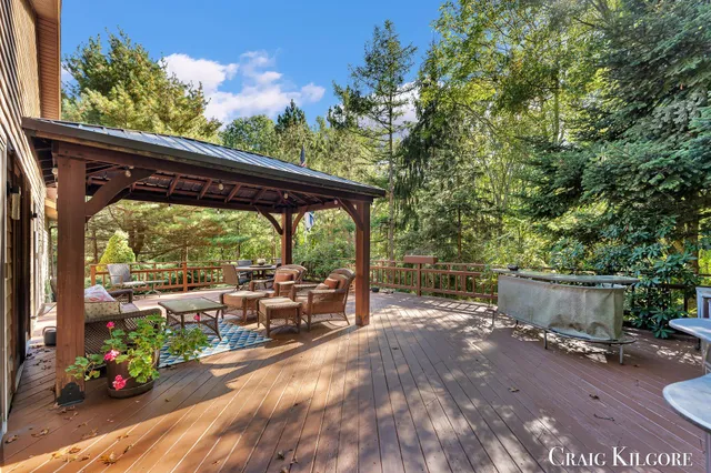 $699,900 | 17871 North Fruitport Road, Spring Lake, MI 49456