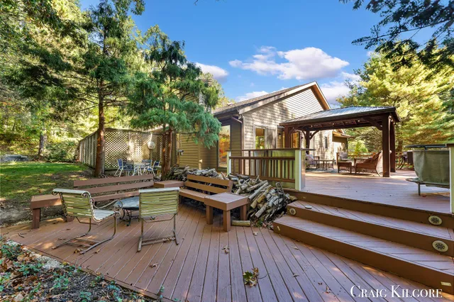 $699,900 | 17871 North Fruitport Road, Spring Lake, MI 49456