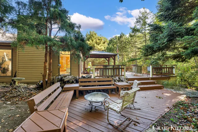 $699,900 | 17871 North Fruitport Road, Spring Lake, MI 49456