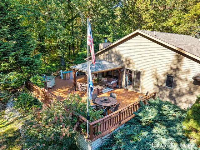 $699,900 | 17871 North Fruitport Road, Spring Lake, MI 49456