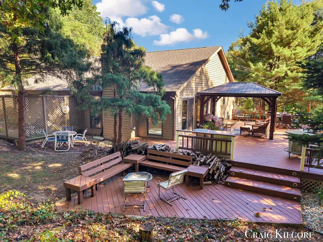 $699,900 | 17871 North Fruitport Road, Spring Lake, MI 49456