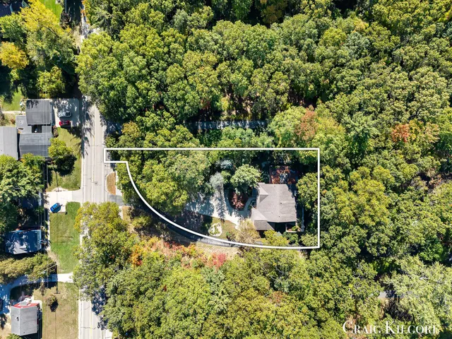 $699,900 | 17871 North Fruitport Road, Spring Lake, MI 49456