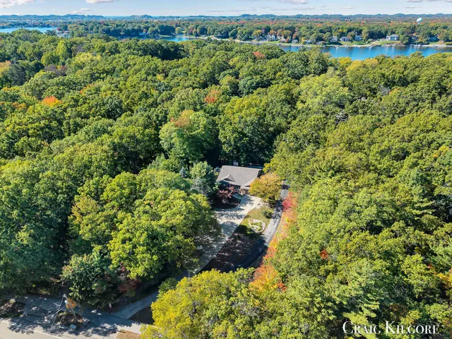 $699,900 | 17871 North Fruitport Road, Spring Lake, MI 49456