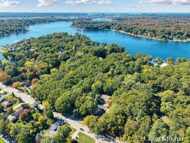 $699,900 | 17871 North Fruitport Road, Spring Lake, MI 49456