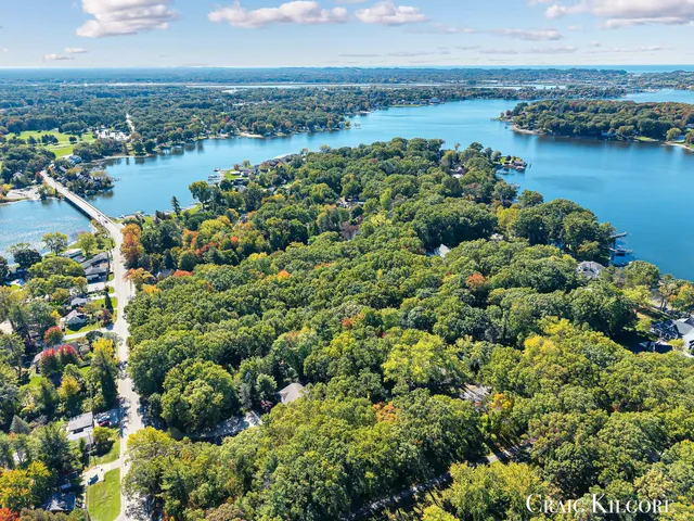 $699,900 | 17871 North Fruitport Road, Spring Lake, MI 49456