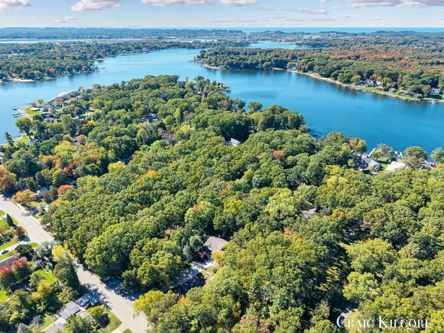 $699,900 | 17871 North Fruitport Road, Spring Lake, MI 49456