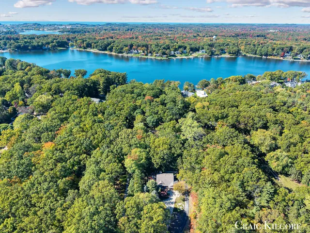 $699,900 | 17871 North Fruitport Road, Spring Lake, MI 49456