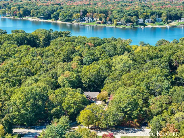 $699,900 | 17871 North Fruitport Road, Spring Lake, MI 49456