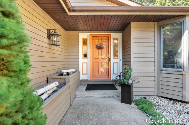 $699,900 | 17871 North Fruitport Road, Spring Lake, MI 49456