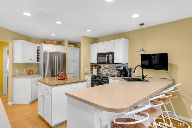 $699,900 | 17871 North Fruitport Road, Spring Lake, MI 49456