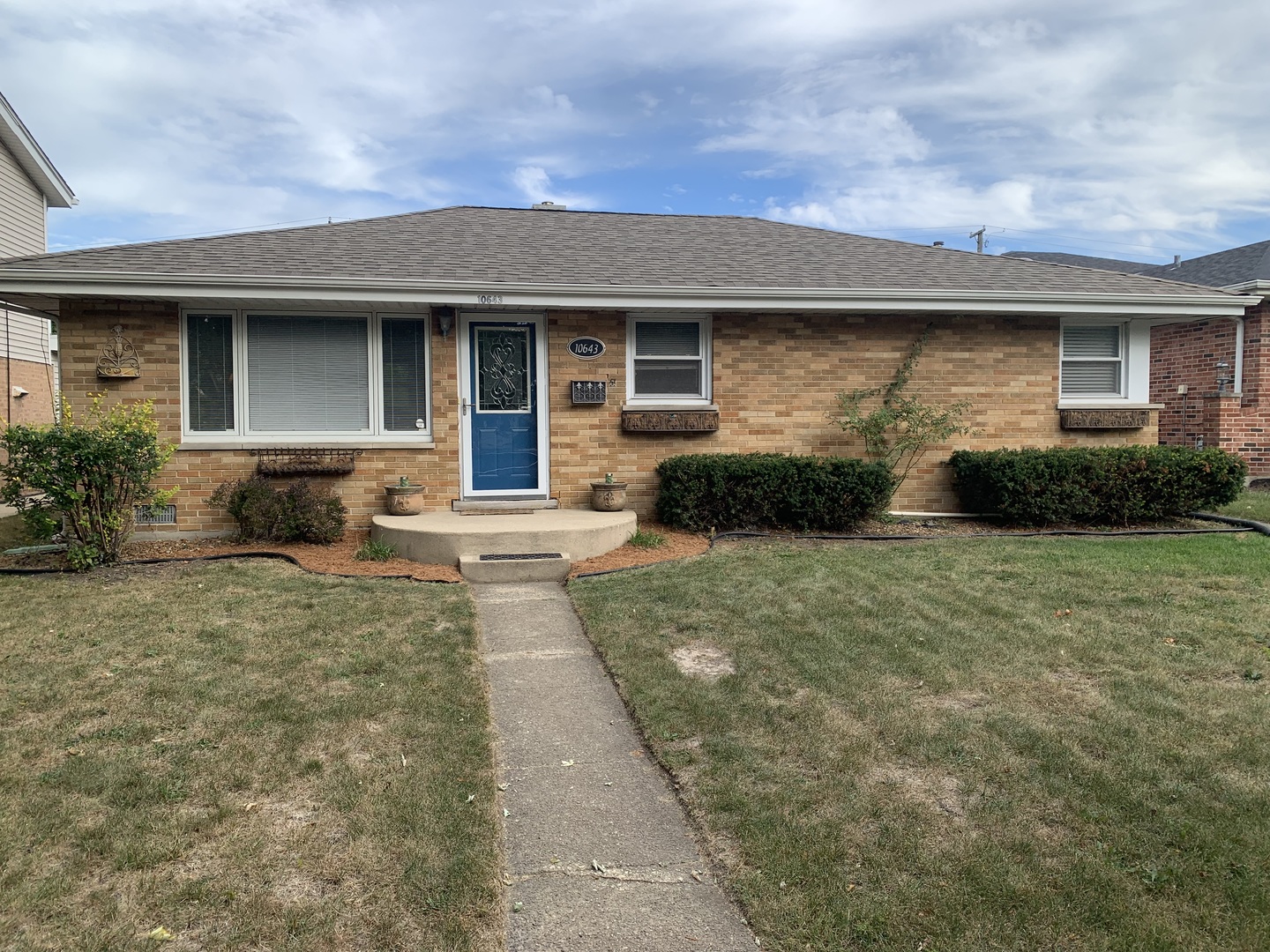 10643 Oxford Avenue Chicago Ridge, IL 60415 - Photo 1 of 15 a front view of a house with garden