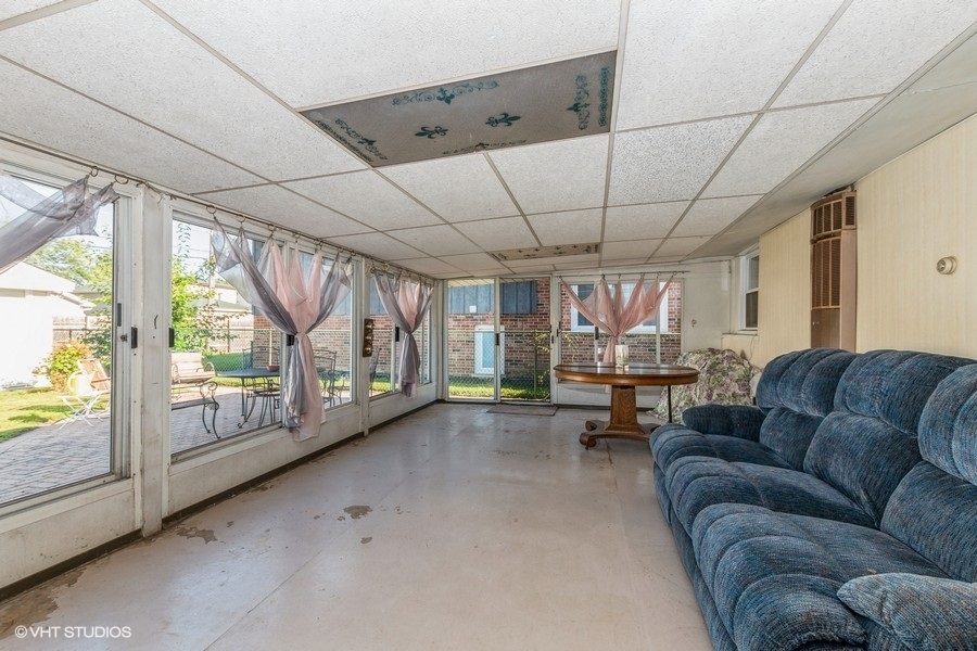 10643 Oxford Avenue Chicago Ridge, IL 60415 - Photo 12 of 15 a living room with furniture ceiling fan and a large window