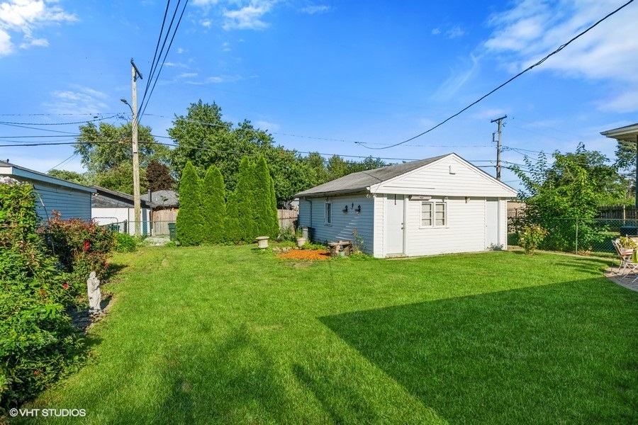 10643 Oxford Avenue Chicago Ridge, IL 60415 - Photo 14 of 15 a view of a back yard of the house