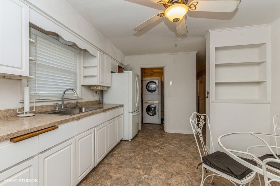 10643 Oxford Avenue Chicago Ridge, IL 60415 - Photo 7 of 15 a spacious bathroom with a sink and a mirror