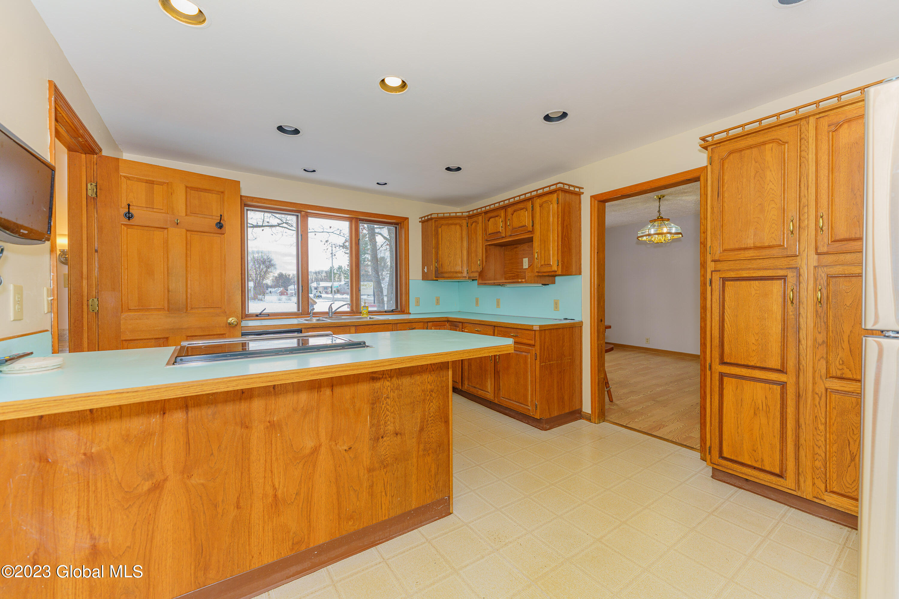 2323 Curry Road Rotterdam, NY 12303 - Photo 17 of 46 4 Kitchen 1