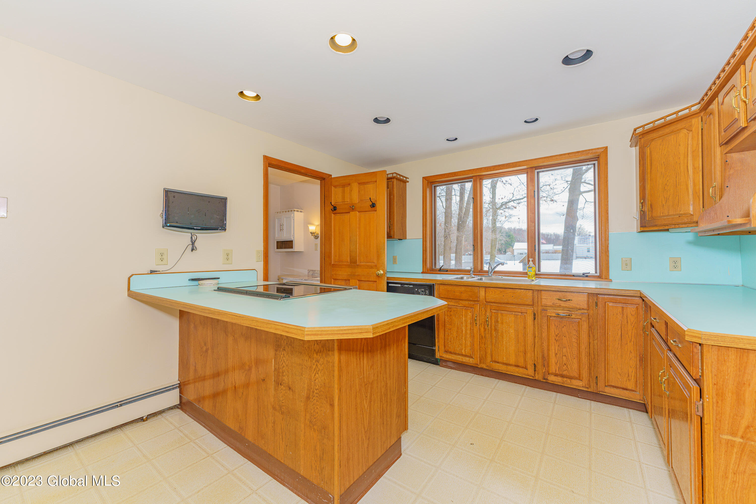 2323 Curry Road Rotterdam, NY 12303 - Photo 18 of 46 4 Kitchen 2