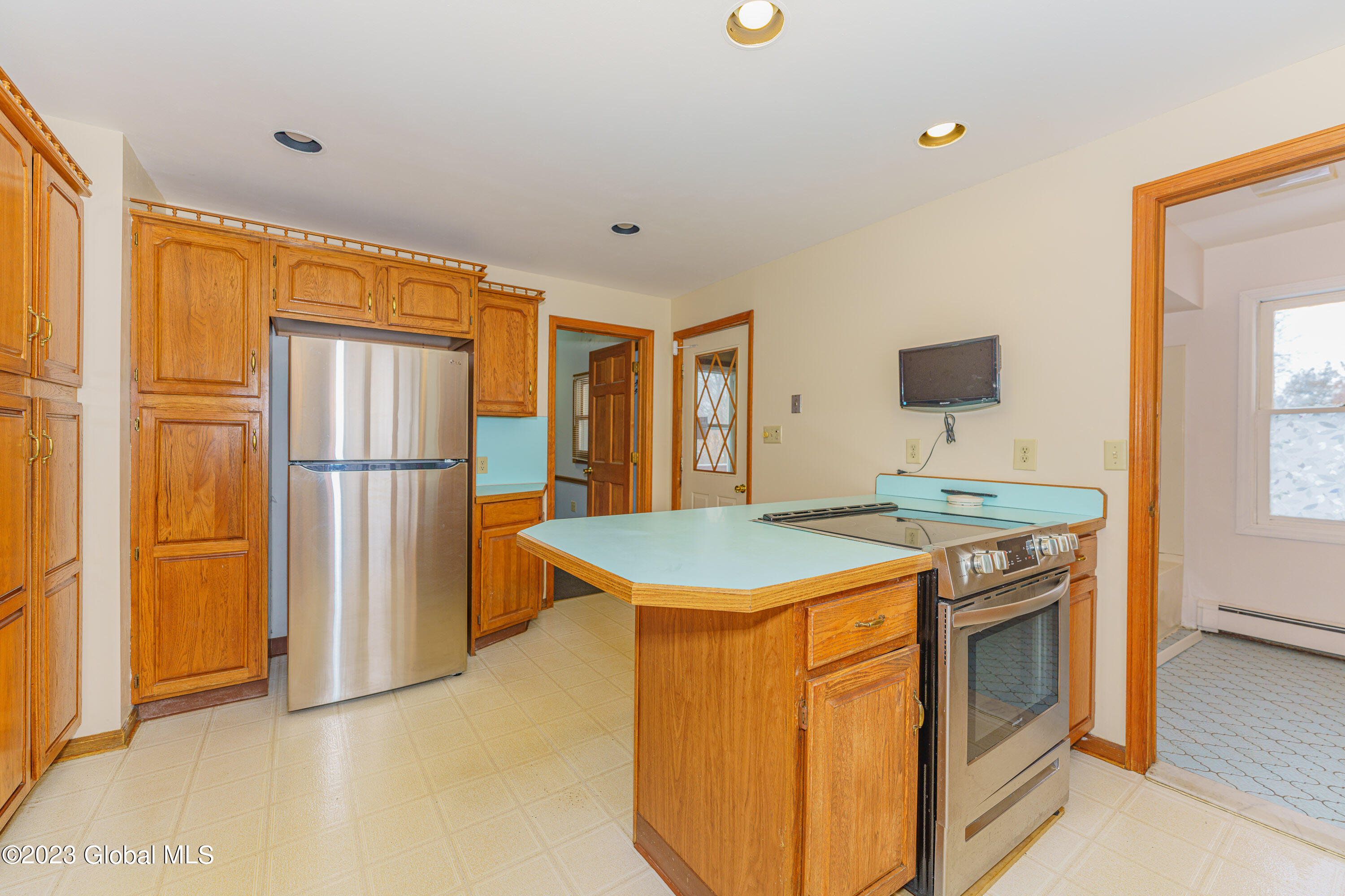 2323 Curry Road Rotterdam, NY 12303 - Photo 19 of 46 4 Kitchen 3