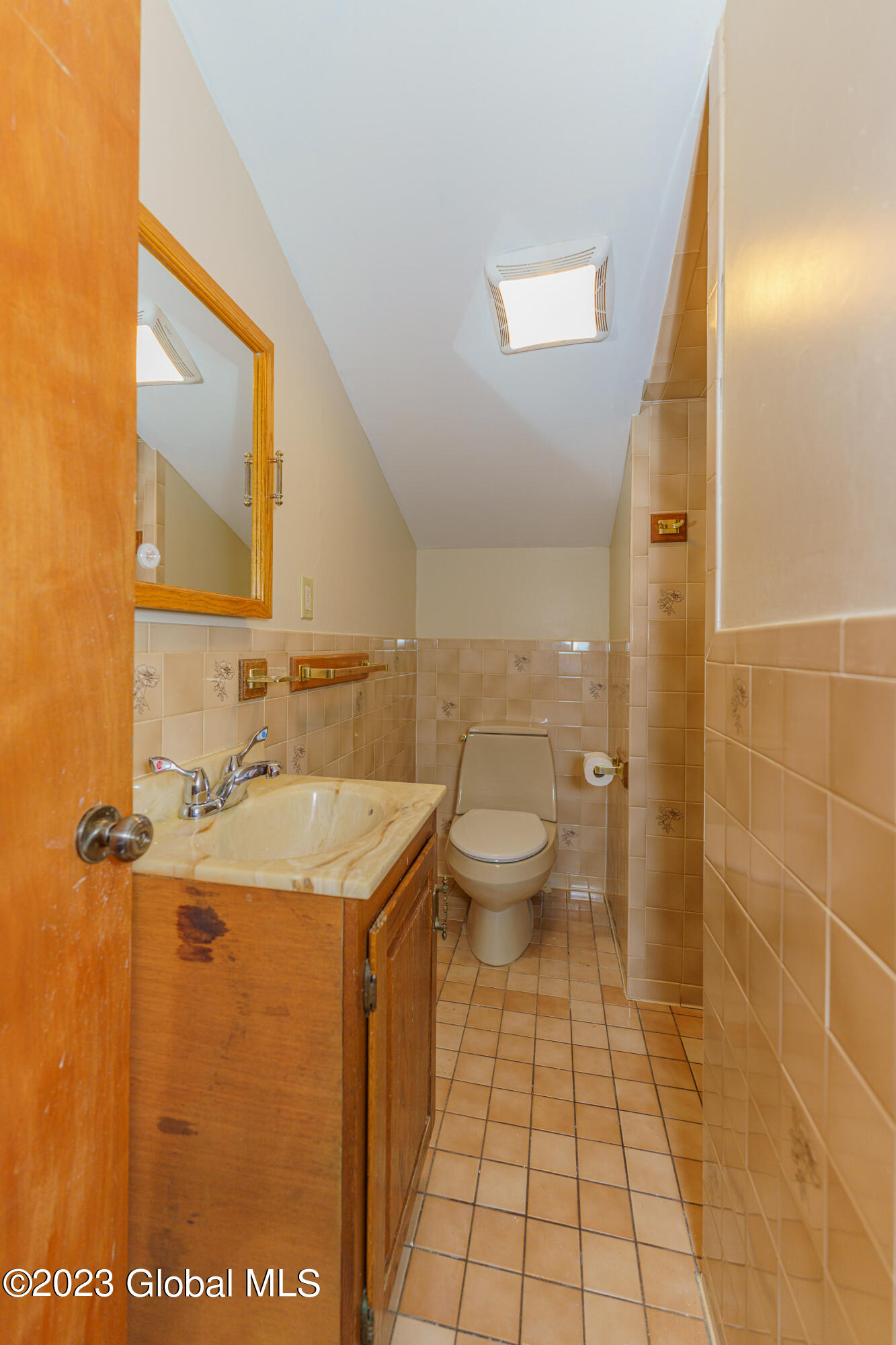 2323 Curry Road Rotterdam, NY 12303 - Photo 32 of 46 6 Bathroom 3