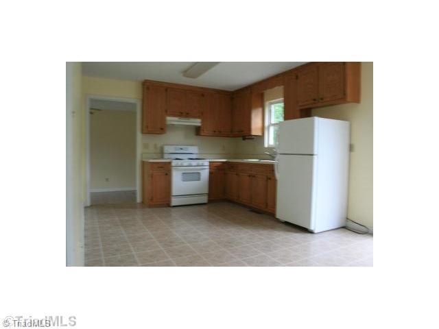 671 Flamingo Road Bassett, VA 24055 - Photo 6 of 16 Kitchen.