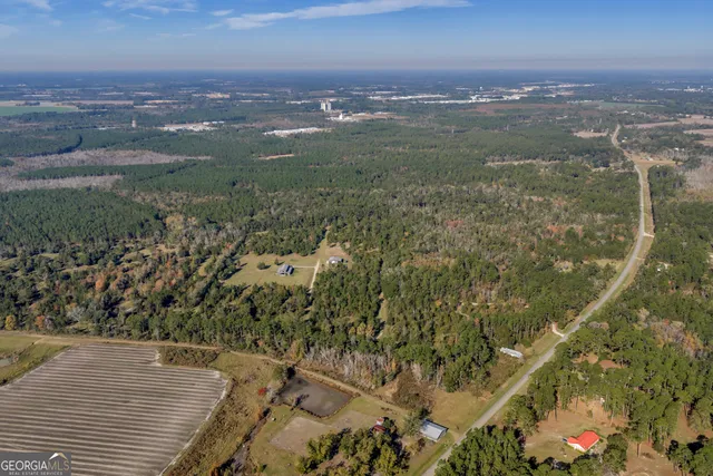 a view of a house with backyard and porch