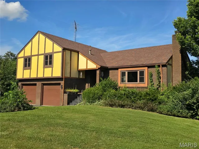 $200,000 | 58 North Woods Circle, Hillsboro, IL 62049