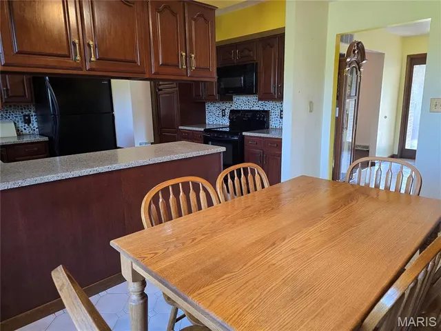 $200,000 | 58 North Woods Circle, Hillsboro, IL 62049