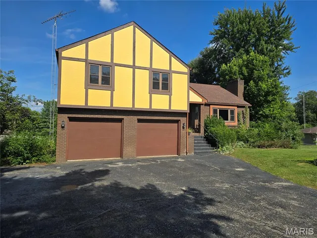 $200,000 | 58 North Woods Circle, Hillsboro, IL 62049