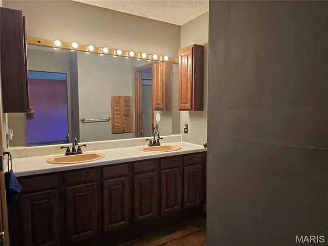 $200,000 | 58 North Woods Circle, Hillsboro, IL 62049