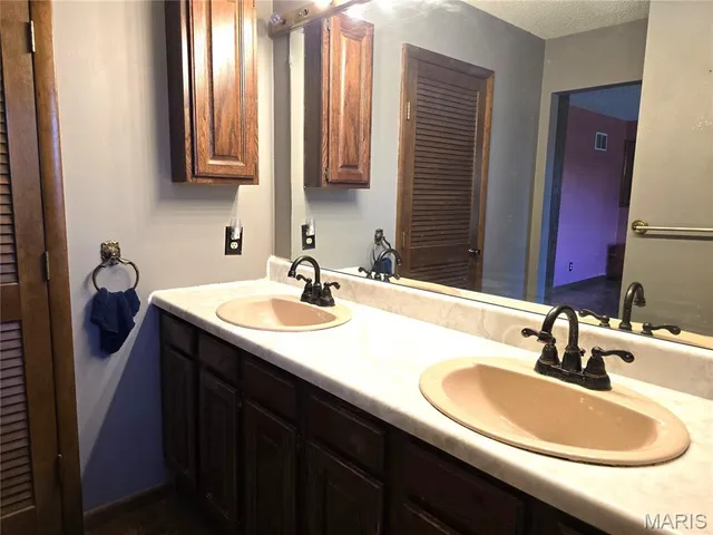 $200,000 | 58 North Woods Circle, Hillsboro, IL 62049