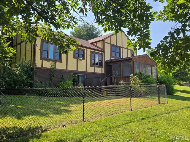 $200,000 | 58 North Woods Circle, Hillsboro, IL 62049