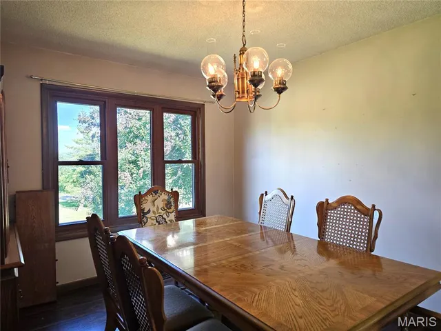 $200,000 | 58 North Woods Circle, Hillsboro, IL 62049