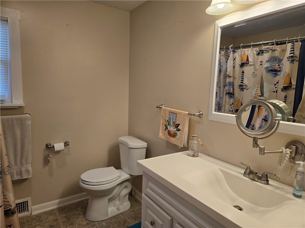 41 Hillhurst Lane Irondequoit, NY 14617 - Photo 21 of 42 Full bathroom on the first floor.