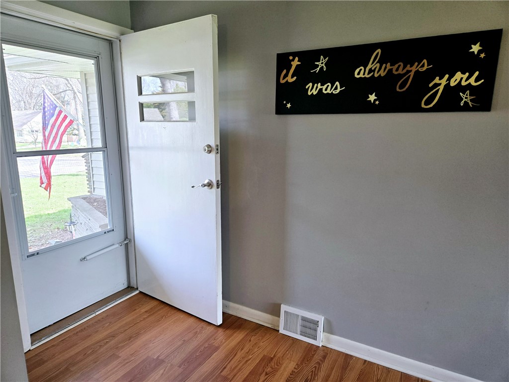 41 Hillhurst Lane Irondequoit, NY 14617 - Photo 3 of 42 Step inside to a spacious transition.