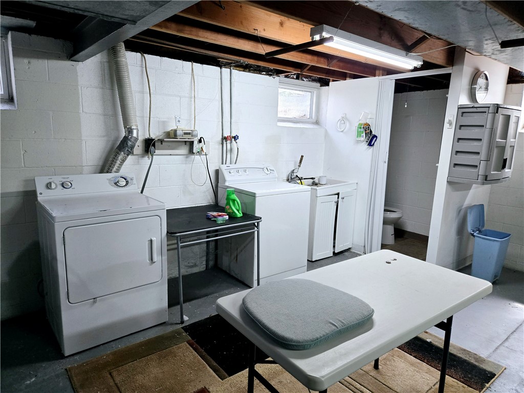 41 Hillhurst Lane Irondequoit, NY 14617 - Photo 31 of 42 Laundry and appliances all stay.