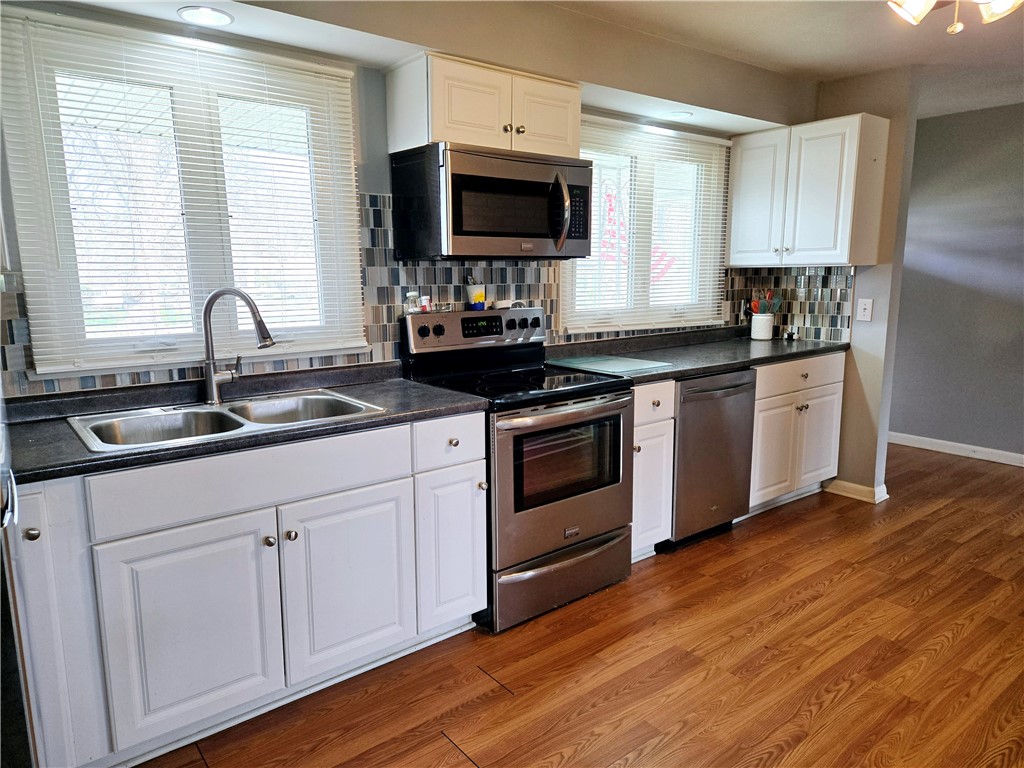 41 Hillhurst Lane Irondequoit, NY 14617 - Photo 6 of 42 All the appliances stay with the home.