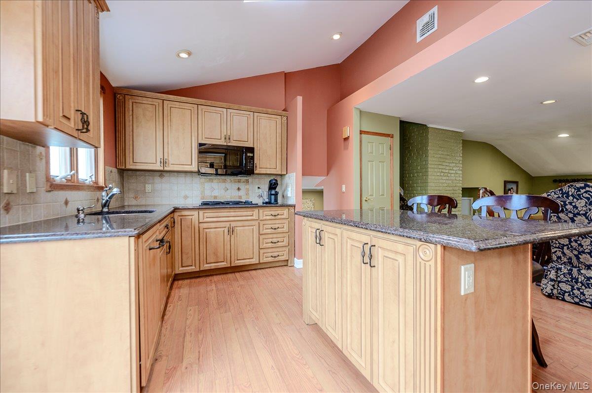 2119 Oliver Way Merrick, NY 11566 - Photo 13 of 29