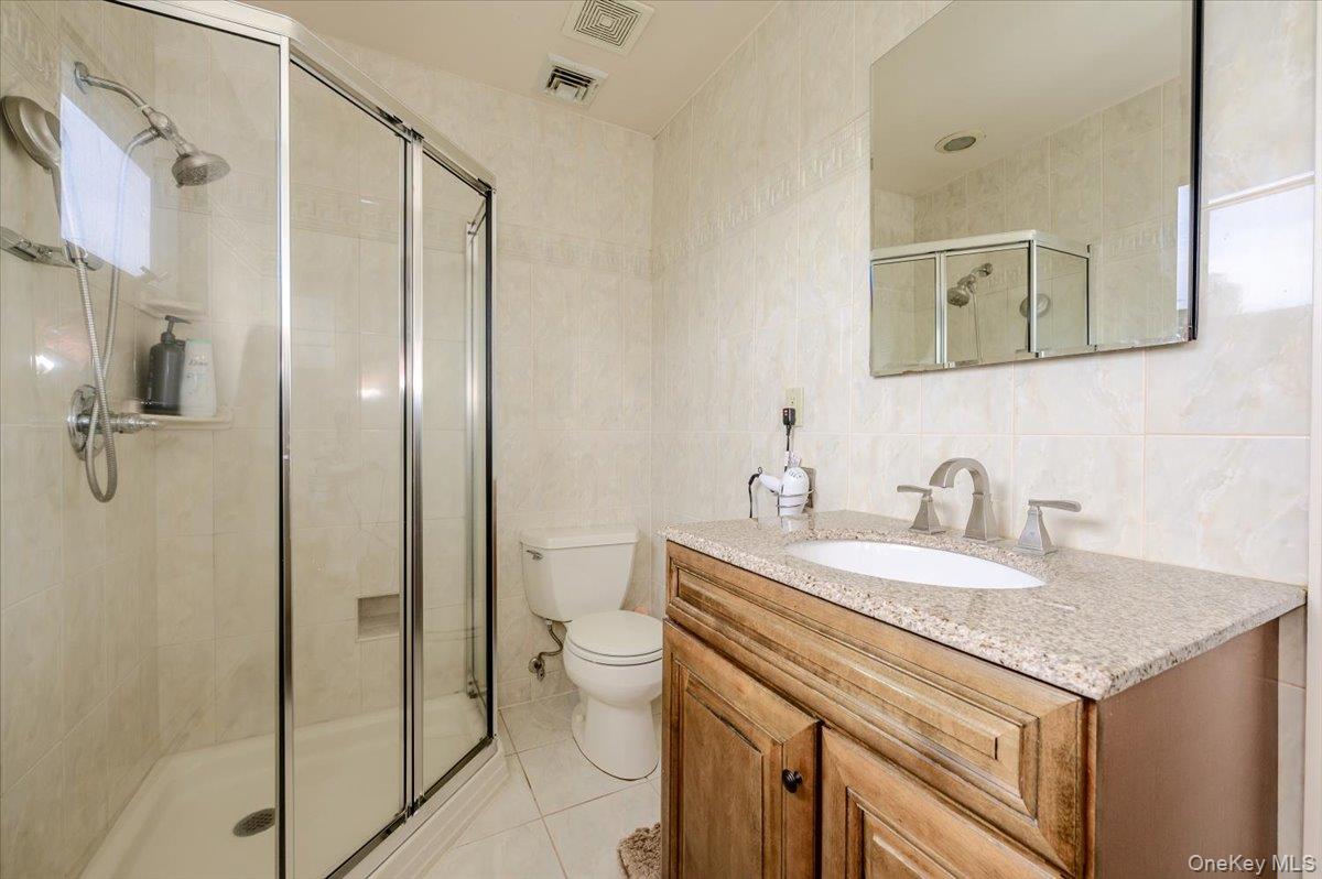 2119 Oliver Way Merrick, NY 11566 - Photo 17 of 29