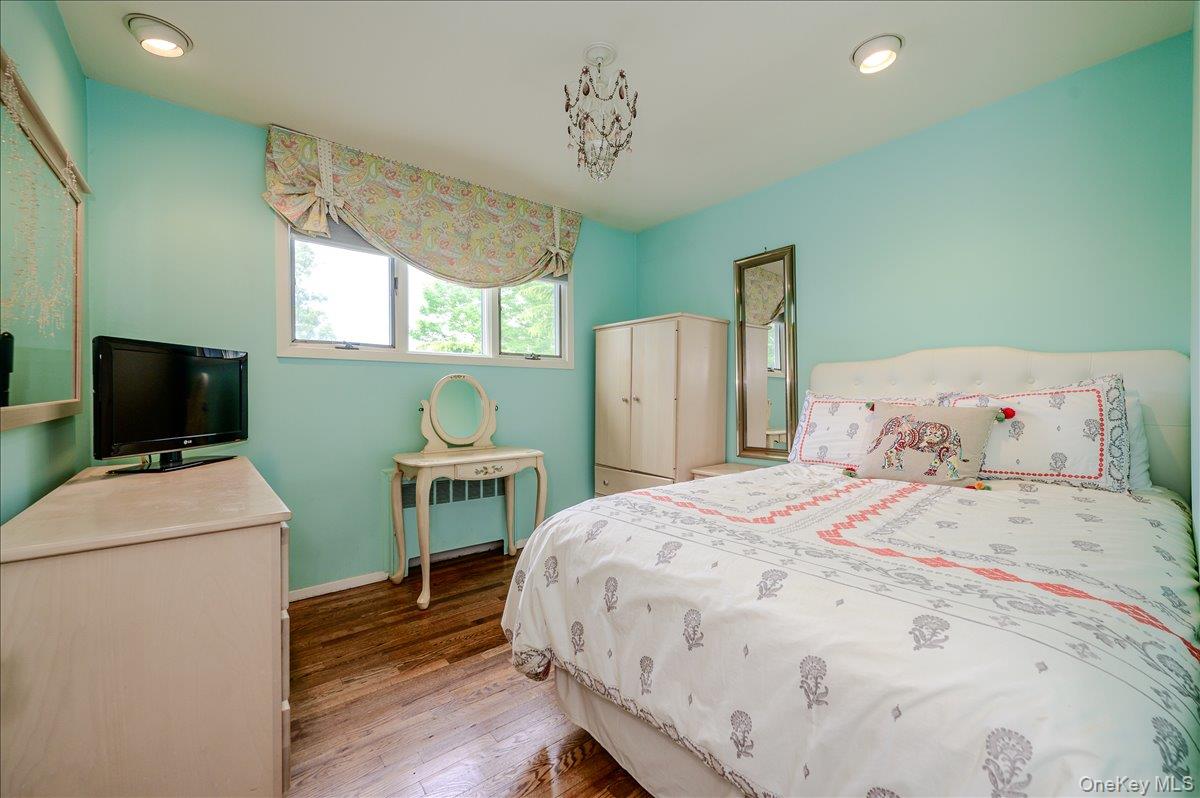 2119 Oliver Way Merrick, NY 11566 - Photo 18 of 29