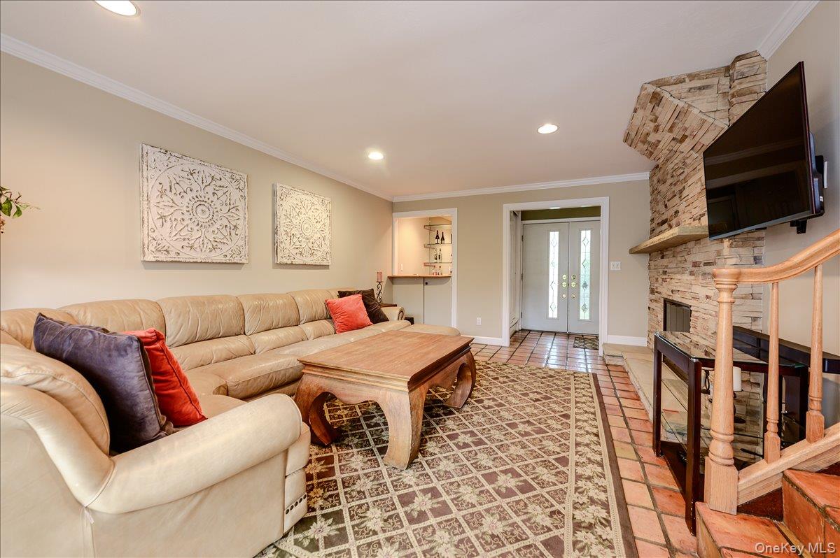2119 Oliver Way Merrick, NY 11566 - Photo 8 of 29