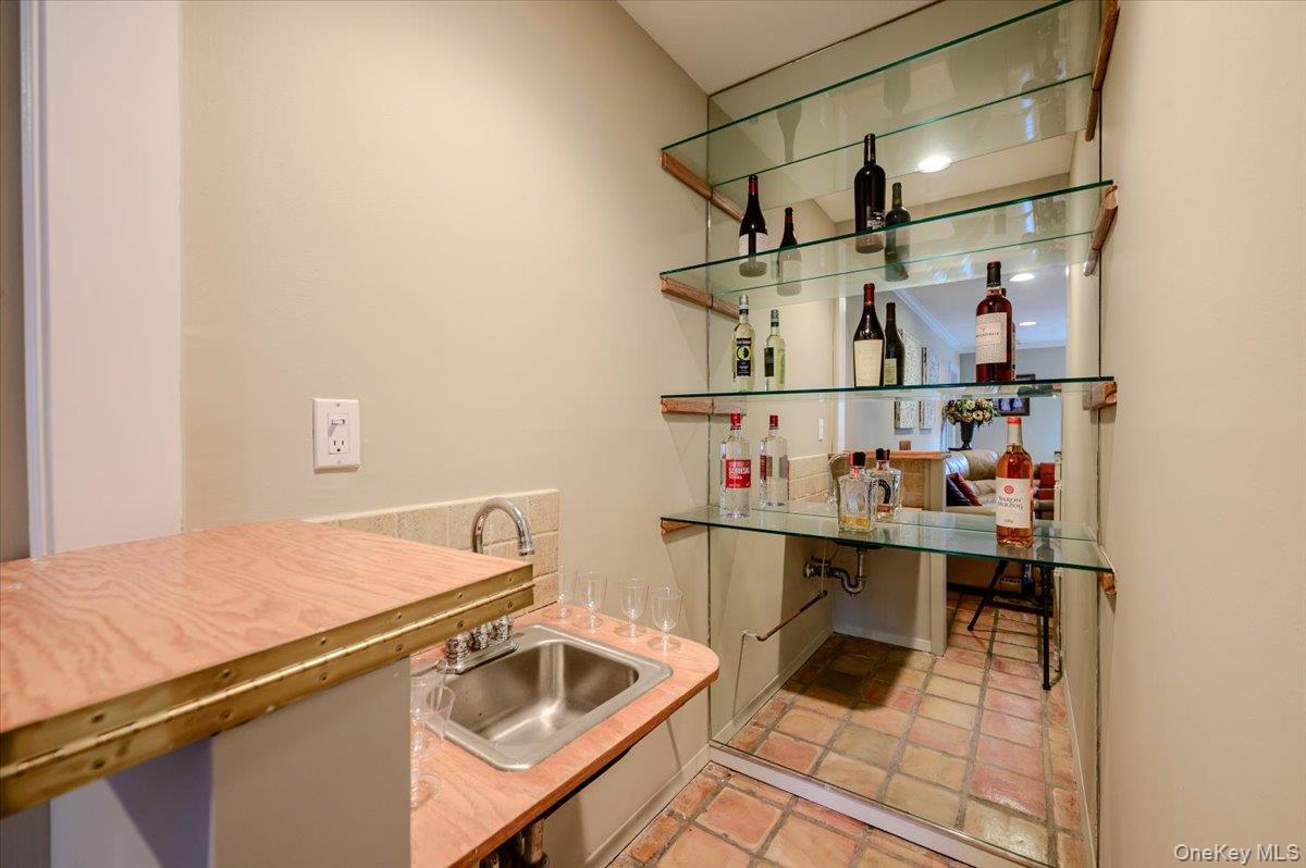 2119 Oliver Way Merrick, NY 11566 - Photo 9 of 29