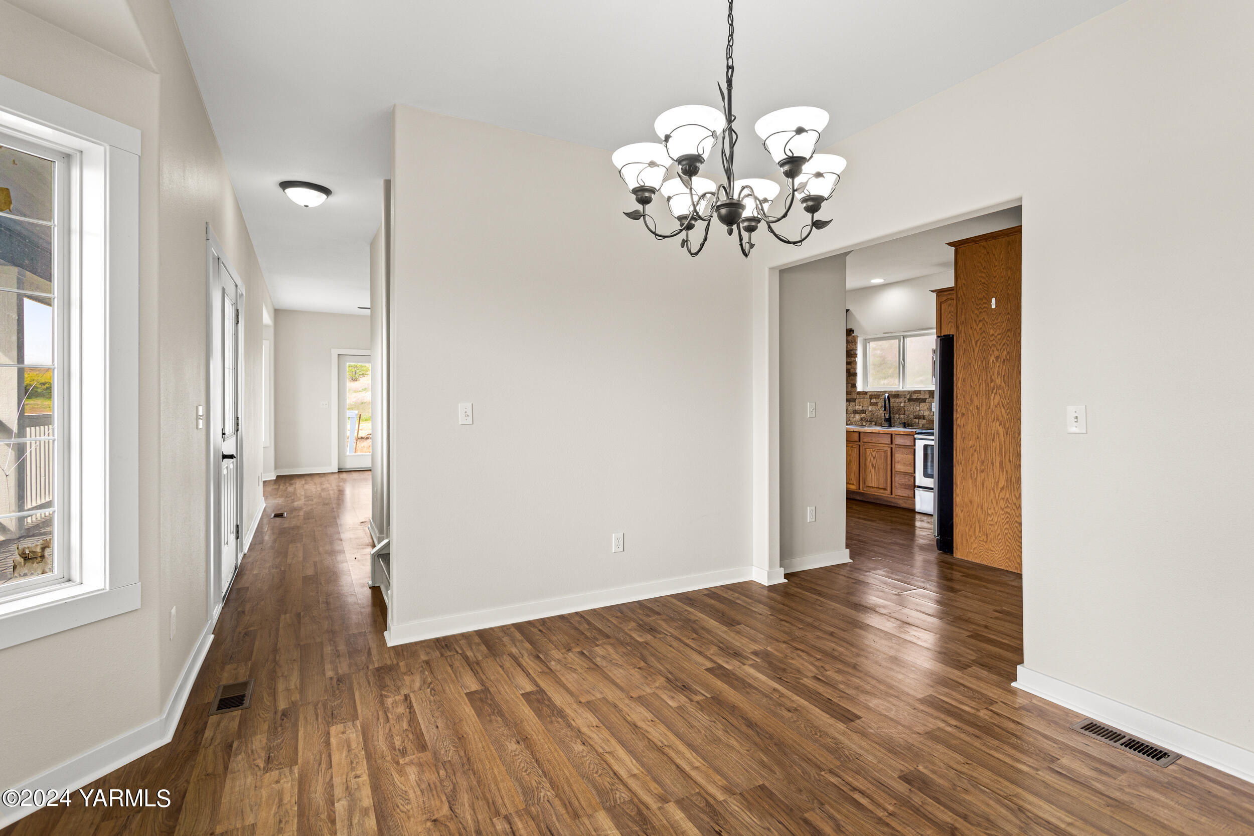 633 Hancock Road Cowiche, WA 98923 - Photo 21 of 53 a view of a livingroom with wooden floor