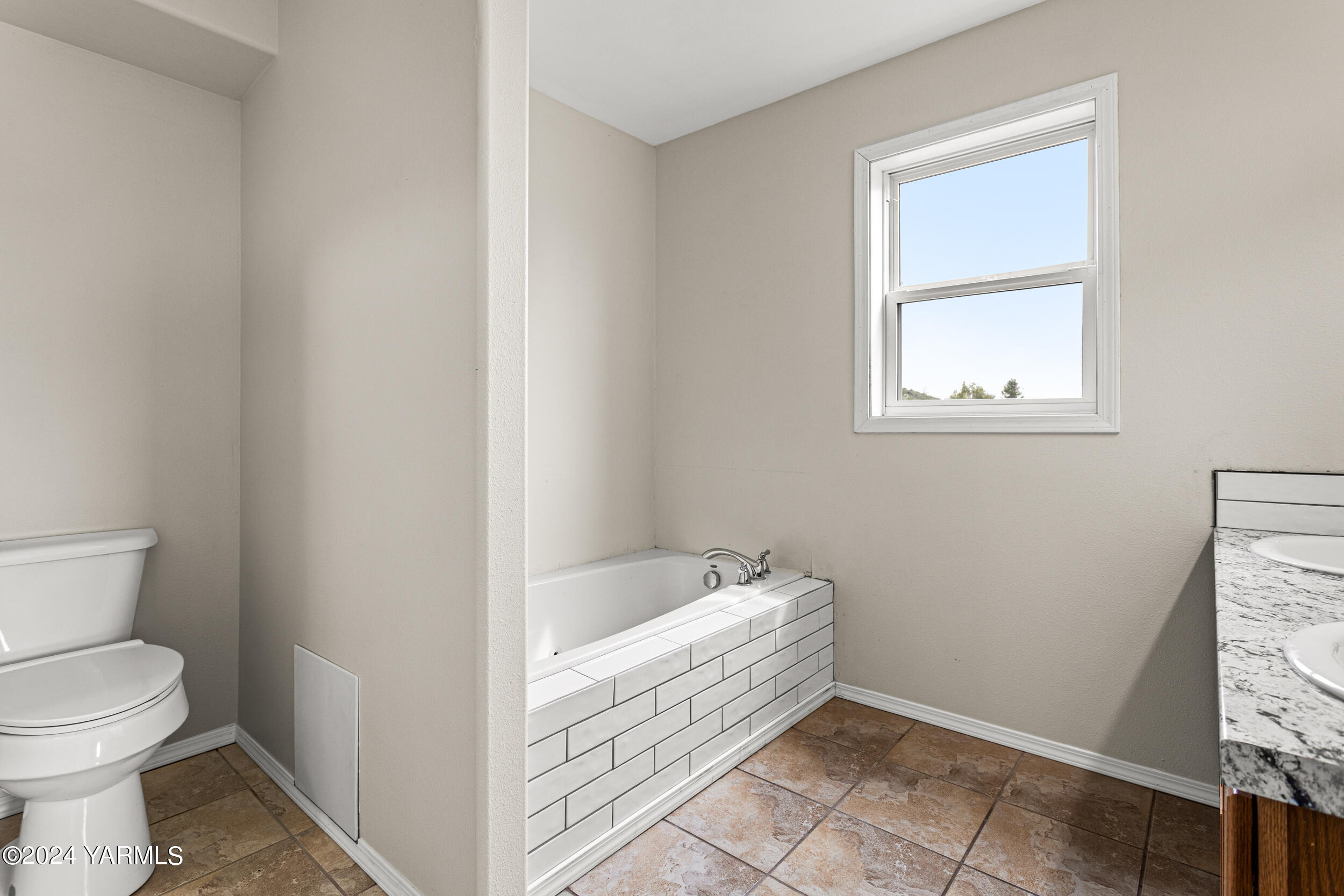 633 Hancock Road Cowiche, WA 98923 - Photo 37 of 53 a bathroom with a toilet and a bathtub