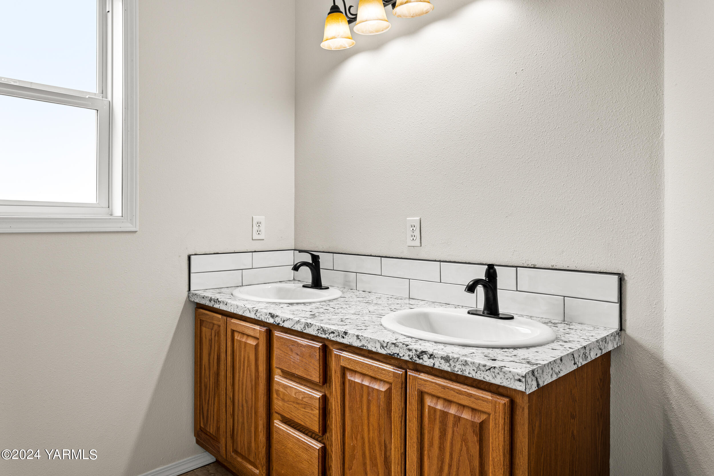 633 Hancock Road Cowiche, WA 98923 - Photo 38 of 53 a bathroom with a granite countertop sink and a mirror