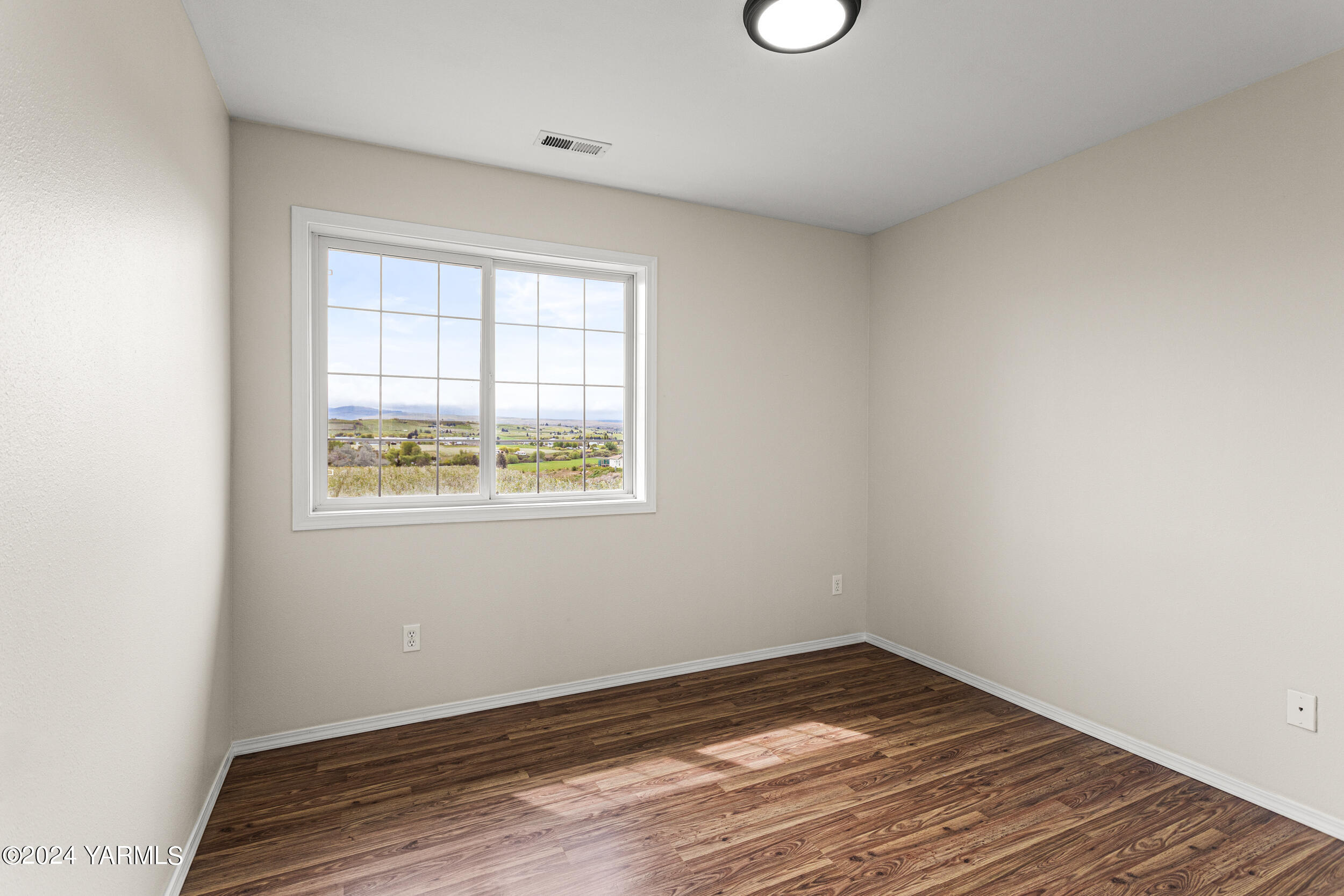 633 Hancock Road Cowiche, WA 98923 - Photo 40 of 53 an empty room with wooden floor and windows