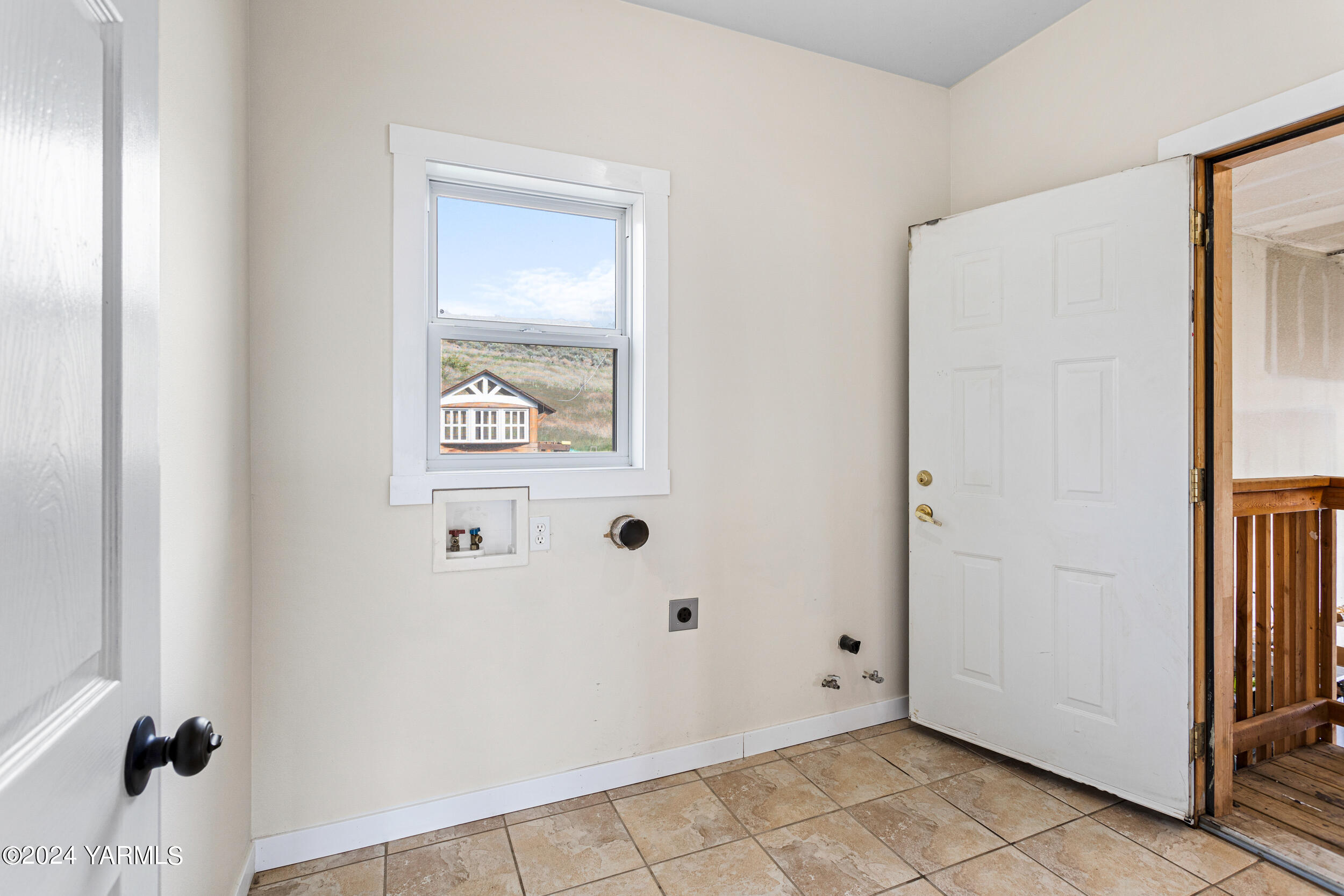 633 Hancock Road Cowiche, WA 98923 - Photo 47 of 53 a view of an entryway with wooden floor