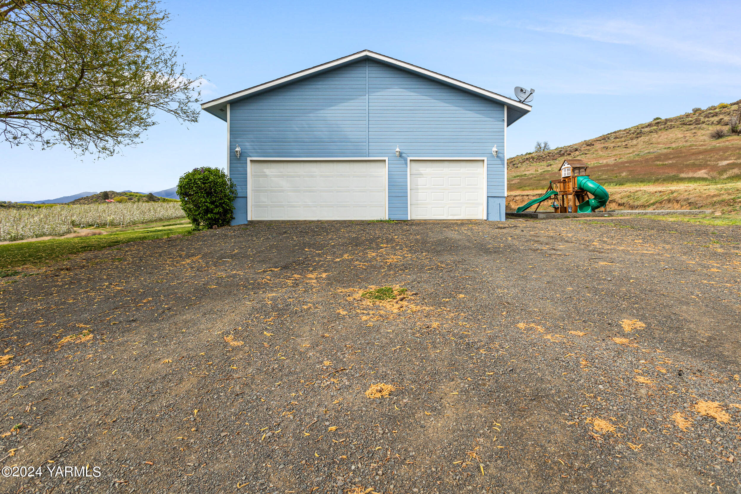 633 Hancock Road Cowiche, WA 98923 - Photo 51 of 53 a view of a house with a yard and garage