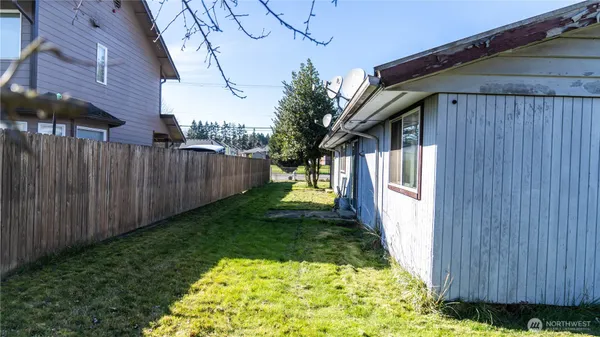 a view of a backyard with pathway