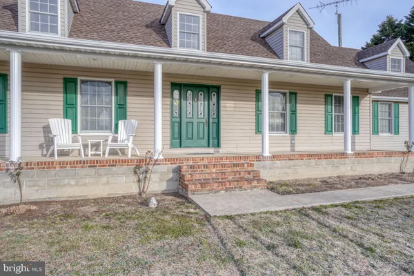 a view of a house with backyard